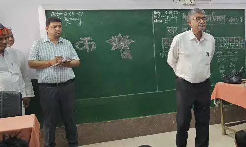 Farrukhabad: डीएम ने स्कूल का किया औचक निरीक्षण, खामियों पर जताई नाराजगी