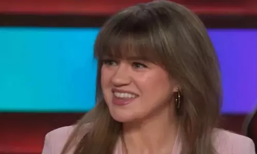 Kelly Clarkson ने प्रेम संघर्ष पर मज़ाक किया: प्रसिद्ध होने पर डेटिंग करना बहुत मुश्किल