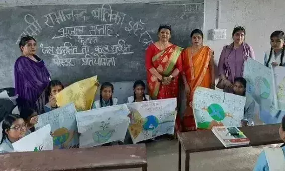 Farrukhabad: बच्चों ने पोस्टरों के जरिए दिया भू-जल बचाने का संदेश Farrukhabad: बच्चों ने पोस्टरों के जरिए दिया भू-जल बचाने का संदेश