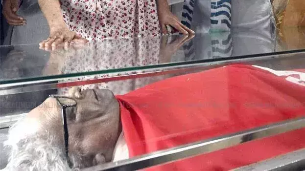 Kerala: वीएस के अंतिम दर्शन के लिए हज़ारों लोग उमड़े, राजधानी में यातायात प्रतिबंध Kerala: वीएस के अंतिम दर्शन के लिए हज़ारों लोग उमड़े, राजधानी में यातायात प्रतिबंध