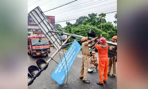सिग्नल लाइट टूटकर सड़क पर गिरी; सोमवार सुबह हुआ हादसा