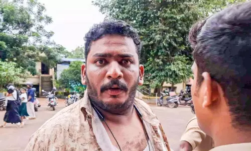 Kerala : मोटर वाहन निरीक्षक पर हमला करने के आरोप में व्यक्ति गिरफ्तार Kerala : मोटर वाहन निरीक्षक पर हमला करने के आरोप में व्यक्ति गिरफ्तार
