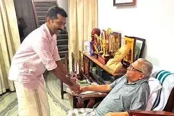 वीएस के पूर्व निजी कर्मचारी ने बताया कि कैसे एक अनुभवी व्यक्ति के फोन कॉल ने उनकी जान बचाई वीएस के पूर्व निजी कर्मचारी ने बताया कि कैसे एक अनुभवी व्यक्ति के फोन कॉल ने उनकी जान बचाई