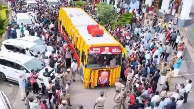VS का पार्थिव शरीर अंतिम संस्कार के लिए अलप्पुझा ले जाया गया, नारेबाजी हुई VS का पार्थिव शरीर अंतिम संस्कार के लिए अलप्पुझा ले जाया गया, नारेबाजी हुई