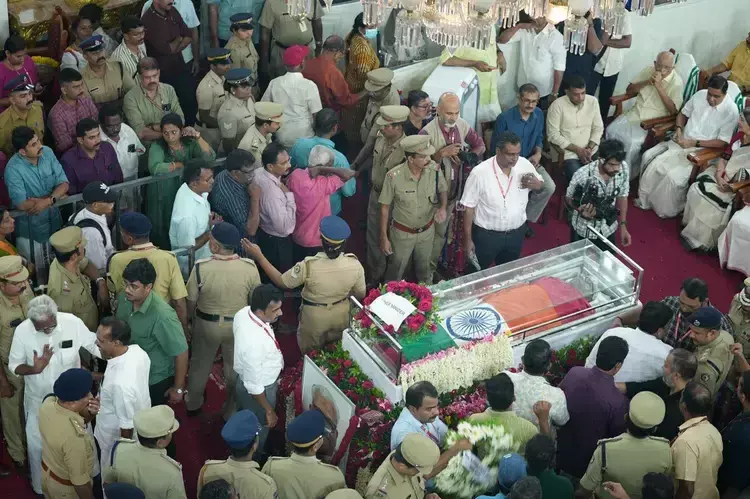 Kerala : मौत के बाद अलप्पुझा में बुधवार को शैक्षणिक संस्थानों में छुट्टी Kerala : मौत के बाद अलप्पुझा में बुधवार को शैक्षणिक संस्थानों में छुट्टी