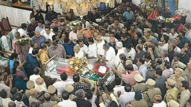 Kerala: वी.एस. को श्रद्धांजलि देने उमड़ा जनसमूह, दरबार हॉल में गूंजा सम्मान