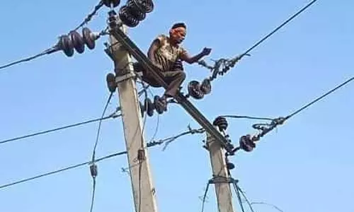 Farrukhabad: कायमगंज स्टेशन पर बिजली संकट, यात्री हुए परेशान