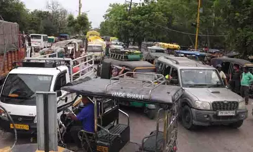 Maqsudan Mandi में ठेकेदार द्वारा अधिक दाम वसूलने पर सब्जी व्यापारियों ने किया विरोध Maqsudan Mandi में ठेकेदार द्वारा अधिक दाम वसूलने पर सब्जी व्यापारियों ने किया विरोध