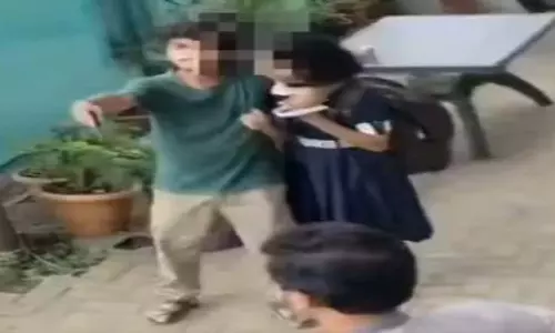 Satara में स्कूली छात्रा को चाकू की नोक पर बंधक बनाया गया Satara में स्कूली छात्रा को चाकू की नोक पर बंधक बनाया गया