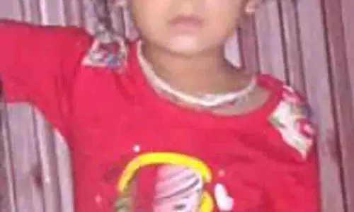 UKG की छात्रा को स्कूल बस ने कुचला, गुस्साए परिजनों ने हाईवे जाम किया