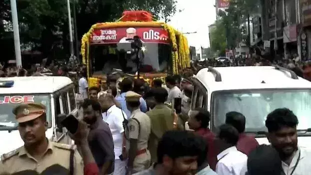 Kerala: कॉमरेड वीएस को हजारों लोगों ने दी लाल सलामी और अंतिम विदाई Kerala: कॉमरेड वीएस को हजारों लोगों ने दी लाल सलामी और अंतिम विदाई
