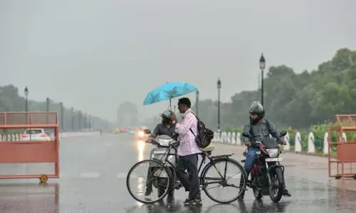 Delhi में बारिश, कुछ इलाकों में जलभराव