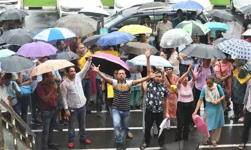 चंडीगढ़ PGI की नर्सों ने पदोन्नति और स्टाफ की कमी को लेकर विरोध प्रदर्शन किया