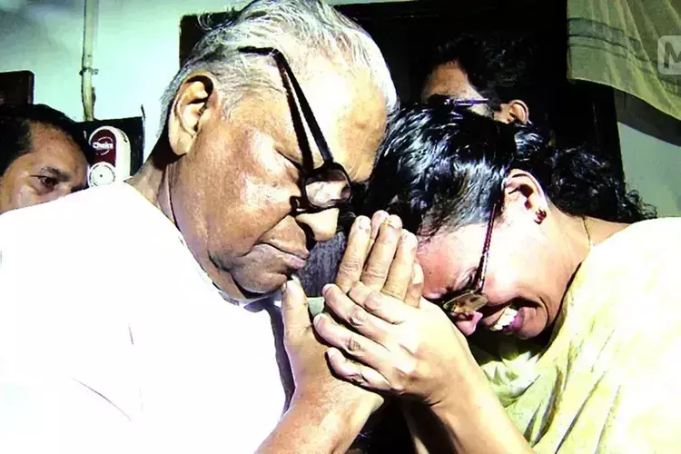 Kerala : वीएस अच्युतानंदन ने टीपी की हत्या के बाद केके रेमा को सांत्वना देने के लिए Kerala : वीएस अच्युतानंदन ने टीपी की हत्या के बाद केके रेमा को सांत्वना देने के लिए