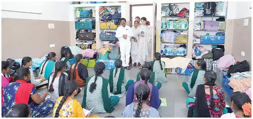 Andhra: मंत्री ने नांदयाल जिले में दक्षिण-पश्चिम छात्रावासों का निरीक्षण किया Andhra: मंत्री ने नांदयाल जिले में दक्षिण-पश्चिम छात्रावासों का निरीक्षण किया