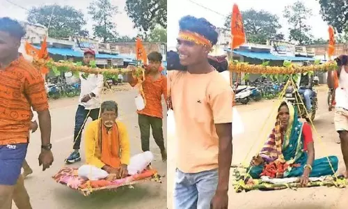 दो भाइयों ने माता-पिता को खाट पर बिठाकर 20 किलोमीटर पैदल चलकर 2 साल की बच्ची की जलाभिषेक की इच्छा पूरी की
