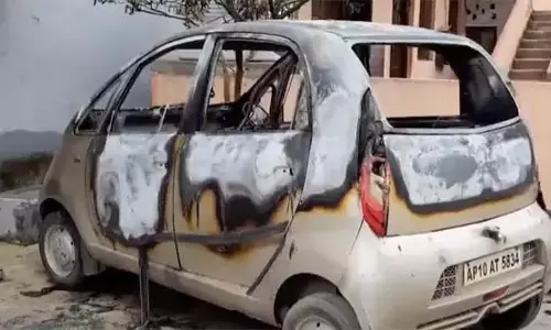 Hyderabad : नशे में धुत लोगों ने वाहनों में लगाई आग