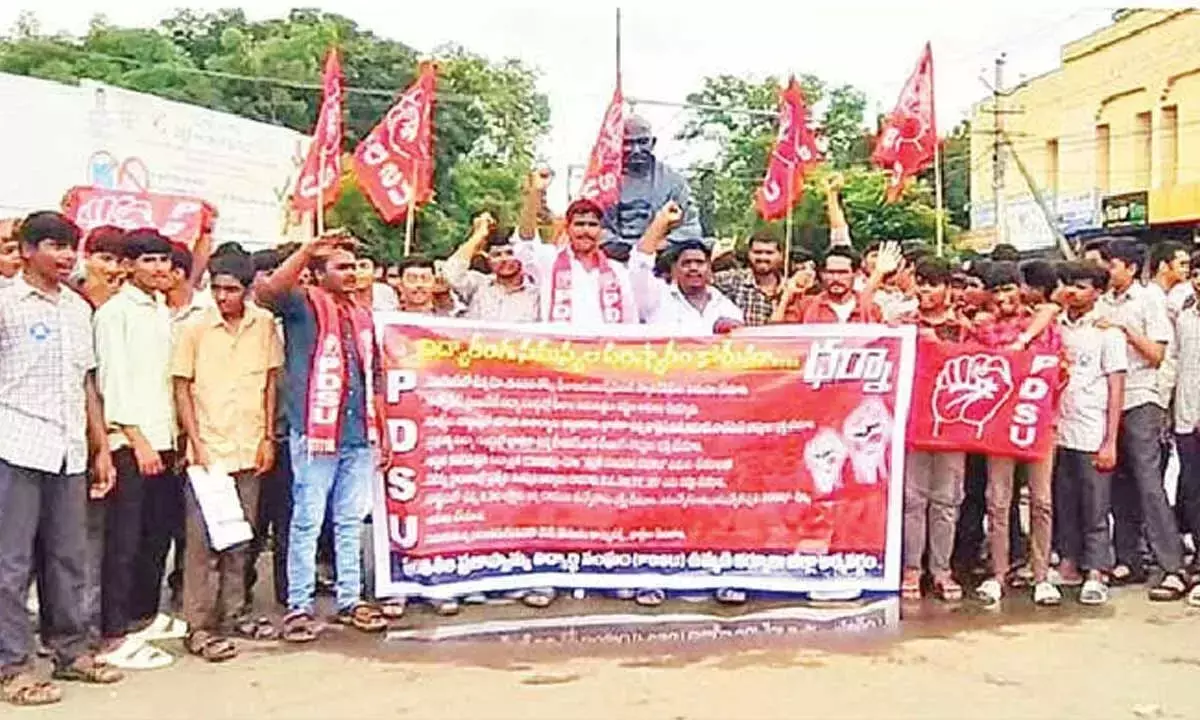 Andhra: शिक्षा क्षेत्र में महत्वपूर्ण मुद्दों को हल करने में सरकार विफल रही