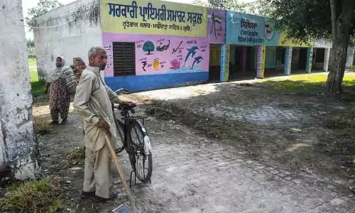 Ludhiana: रूरेवाल का स्मार्ट स्कूल सरकारी उदासीनता का शिकार Ludhiana: रूरेवाल का स्मार्ट स्कूल सरकारी उदासीनता का शिकार