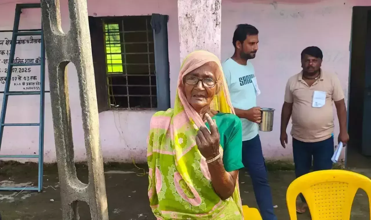 Damoh: गैसाबाद में पेपरलेस चुनाव, मतदाताओं ने बढ़-चढ़कर किया मतदान