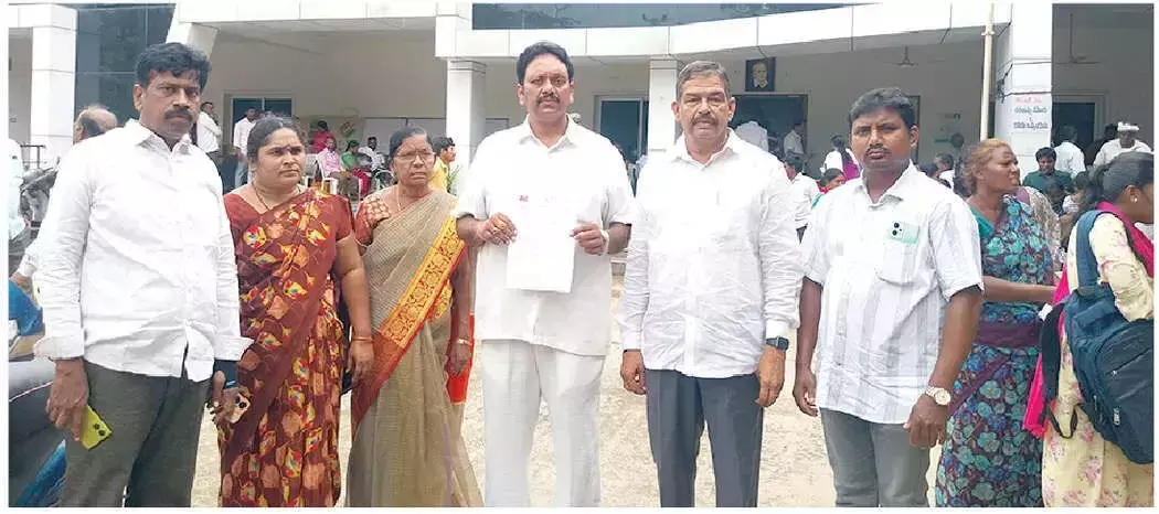 Andhra: सरपंचों ने 1,121 करोड़ रुपये की केंद्रीय निधि जारी करने की मांग की Andhra: सरपंचों ने 1,121 करोड़ रुपये की केंद्रीय निधि जारी करने की मांग की
