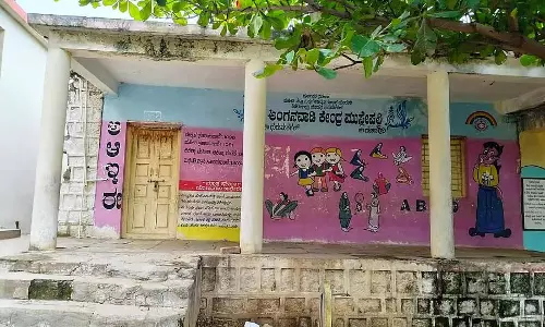 कार्यकर्ताओं के बीच संघर्ष: ग्रामीणों ने आंगनवाड़ी पर ताला जड़ा