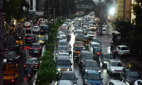 Hyderabad में भारी बारिश से यातायात बाधित