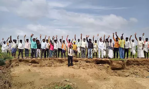 Yaragolla : सड़क मरम्मत के लिए किसानों का विरोध प्रदर्शन