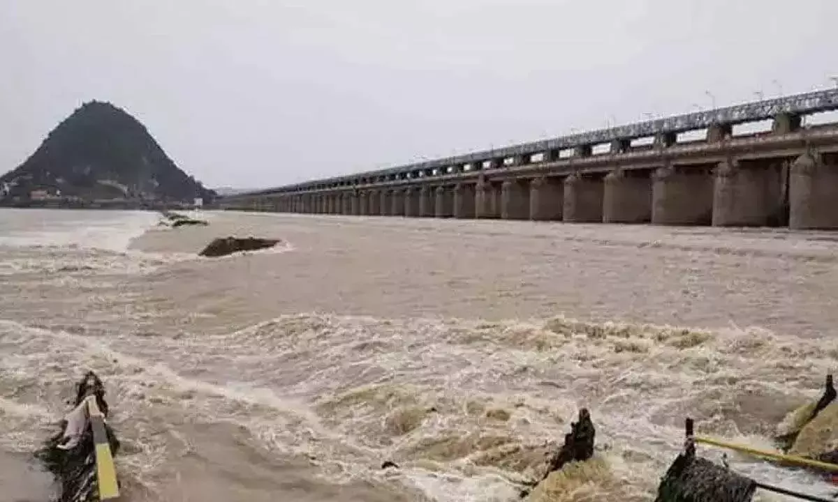 Andhra: भारी बारिश के कारण प्रकाशम बैराज पर बाढ़ की चेतावनी
