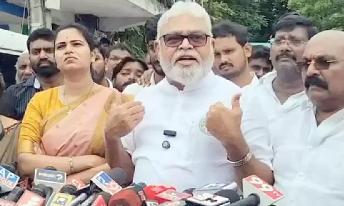 Andhra: पुलिस ने अंबाती, रजनी से पूछताछ की Andhra: पुलिस ने अंबाती, रजनी से पूछताछ की