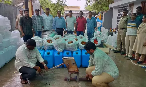 सूर्यापेट में Andhra से जुड़े नकली शराब रैकेट का भंडाफोड़, 6 गिरफ्तार सूर्यापेट में Andhra से जुड़े नकली शराब रैकेट का भंडाफोड़, 6 गिरफ्तार
