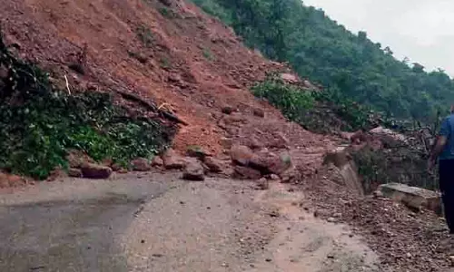 Himachal: बारिश के कारण भूस्खलन से भट्टियात से संपर्क टूटा