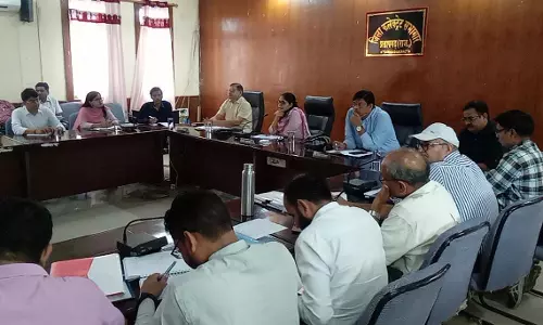 Pratapgarh: जिला कलेक्टर ने ली अधिकारियों की समीक्षा बैठक