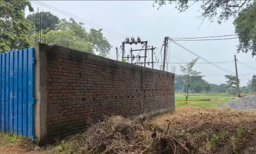 ट्रांसफार्मर और पानी टंकी पर अवैध कब्जा, शिकायत करने वाली महिला और उसके परिवार को पीटा ट्रांसफार्मर और पानी टंकी पर अवैध कब्जा, शिकायत करने वाली महिला और उसके परिवार को पीटा
