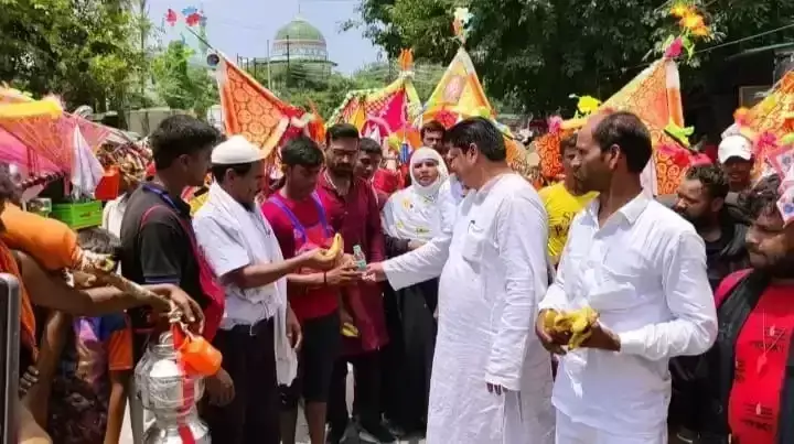 Sambhal: मुस्लिम समाज ने कांवड़ियों का किया स्वागत