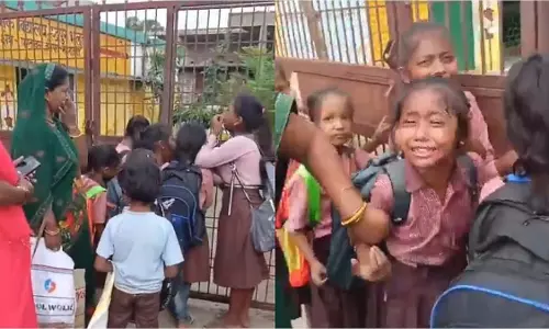 महराजगंज में स्कूल विलय के बाद बच्चों और शिक्षकों के बीच भावुक विदाई महराजगंज में स्कूल विलय के बाद बच्चों और शिक्षकों के बीच भावुक विदाई