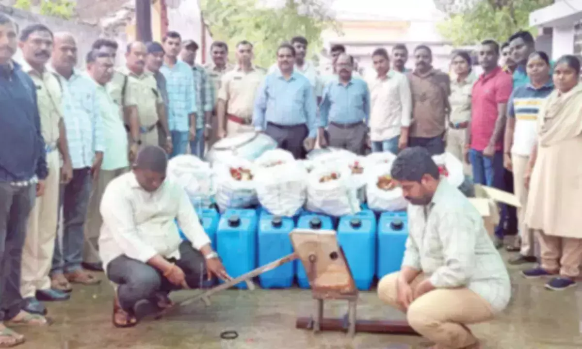 Telangana: नकली शराब बनाने वाले गिरोह का भंडाफोड़, 2 गिरफ्तार