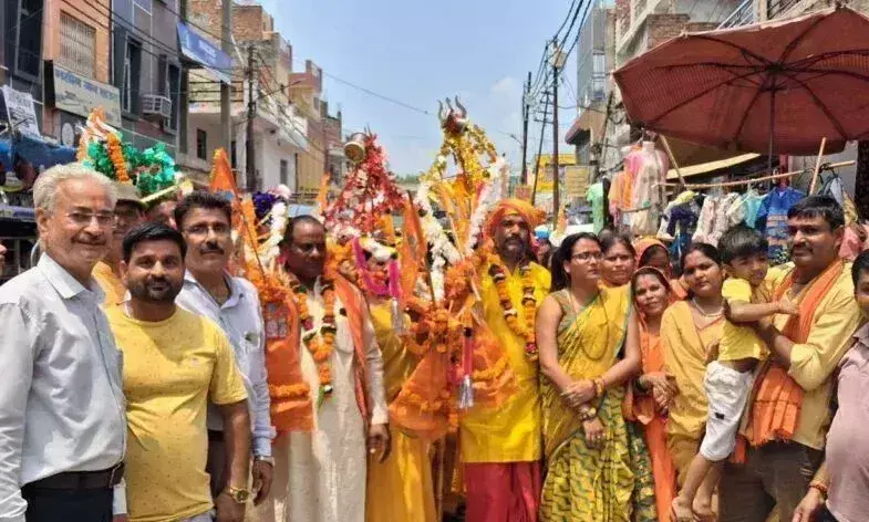 Farrukhabad: कांवड़ियों के स्वागत में उमड़ा फतेहगढ़, जय घोष से गूंजीं सड़कें Farrukhabad: कांवड़ियों के स्वागत में उमड़ा फतेहगढ़, जय घोष से गूंजीं सड़कें