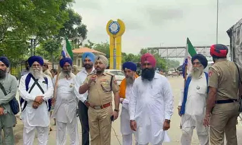 Amritsar: आश्वासन के बाद किसानों ने धरना स्थगित किया