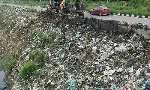 Amritsar: आधिकारिक चुप्पी के बीच, स्थानीय लोगों ने तुंग धाब के तटों से कचरा साफ किया