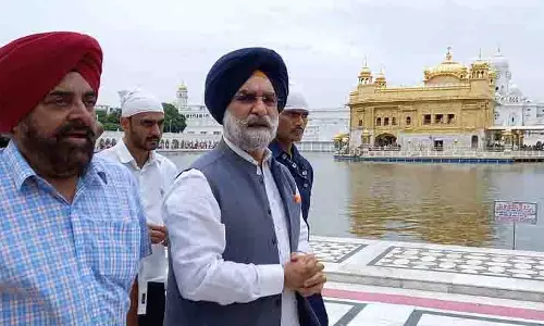 पूर्व राजदूत Taranjit Singh Sandhu ने स्वर्ण मंदिर में मत्था टेका