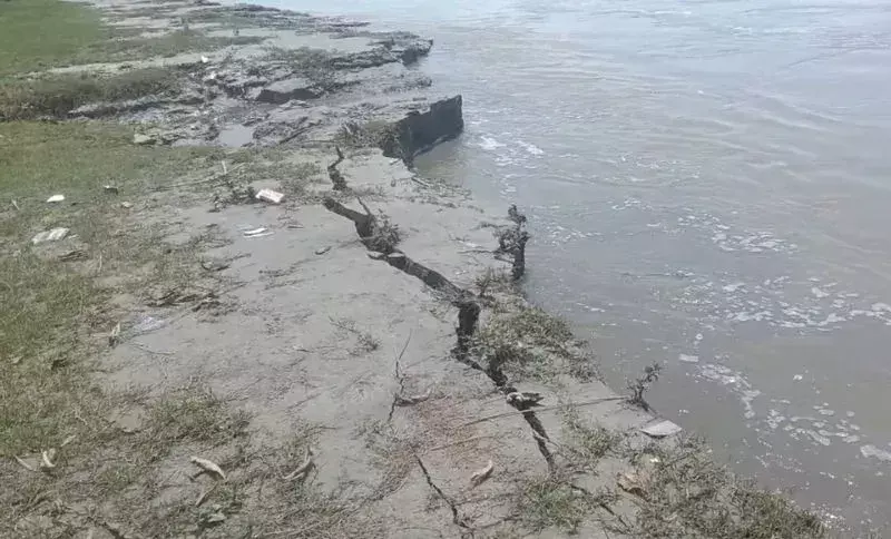 Assam: डिब्रूगढ़ में सीएम सचिवालय के पास कटाव से स्थानीय लोगों में चिंता Assam: डिब्रूगढ़ में सीएम सचिवालय के पास कटाव से स्थानीय लोगों में चिंता