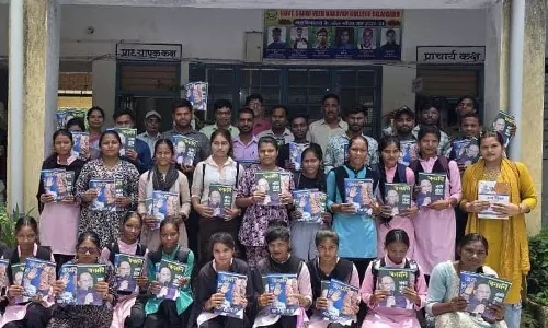 शासकीय शहीद वीर नारायण सिंह महाविद्यालय बिलाईगढ़ में किया गया पत्रिका का वितरण
