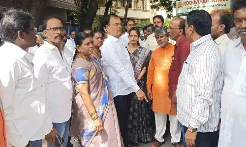 लंबित मुद्दों का चरणबद्ध तरीके से समाधान किया जाएगा:MLA Kaleru Venkatesh लंबित मुद्दों का चरणबद्ध तरीके से समाधान किया जाएगा:MLA Kaleru Venkatesh