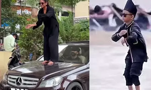 मर्सिडीज पर महिला का डांस वायरल, ट्रैफिक नियमों की अनदेखी पर चिंता मर्सिडीज पर महिला का डांस वायरल, ट्रैफिक नियमों की अनदेखी पर चिंता