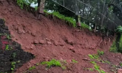 Mapusa में सेंट ब्रिटो स्कूल परिसर की दीवार ढह गई Mapusa में सेंट ब्रिटो स्कूल परिसर की दीवार ढह गई