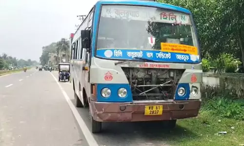 बस किराए को लेकर विवाद, महिला यात्री ने जूते उतारकर कंडक्टर को पीटा बस किराए को लेकर विवाद, महिला यात्री ने जूते उतारकर कंडक्टर को पीटा