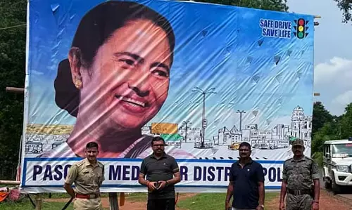 खड़गपुर में ममता से नाराज आरपीएफ ने सेफ ड्राइव सेव लाइफ पोस्टर फाड़ा