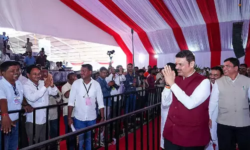 फडणवीस के 55वें जन्मदिन पर सहयोगियों और विरोधियों ने दी बधाई