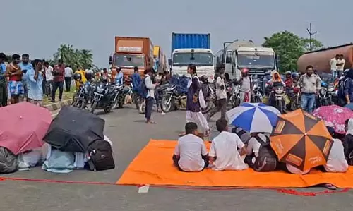 बर्दवान में फ्लाईओवर की मांग को लेकर छात्र सड़क पर उतरे, जाम लगाया